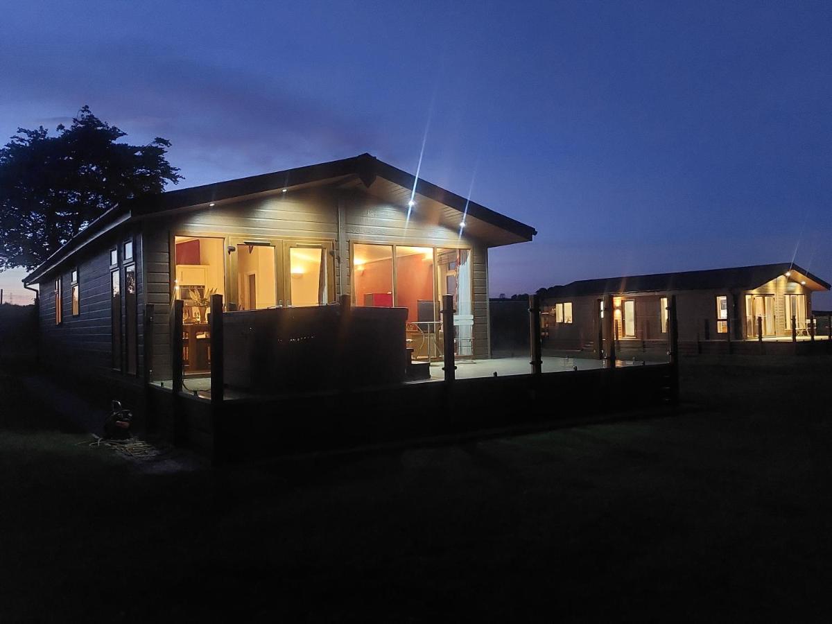 Luxury Family Beechwood Lodge With Hot Tub Lochwinnoch Exterior foto