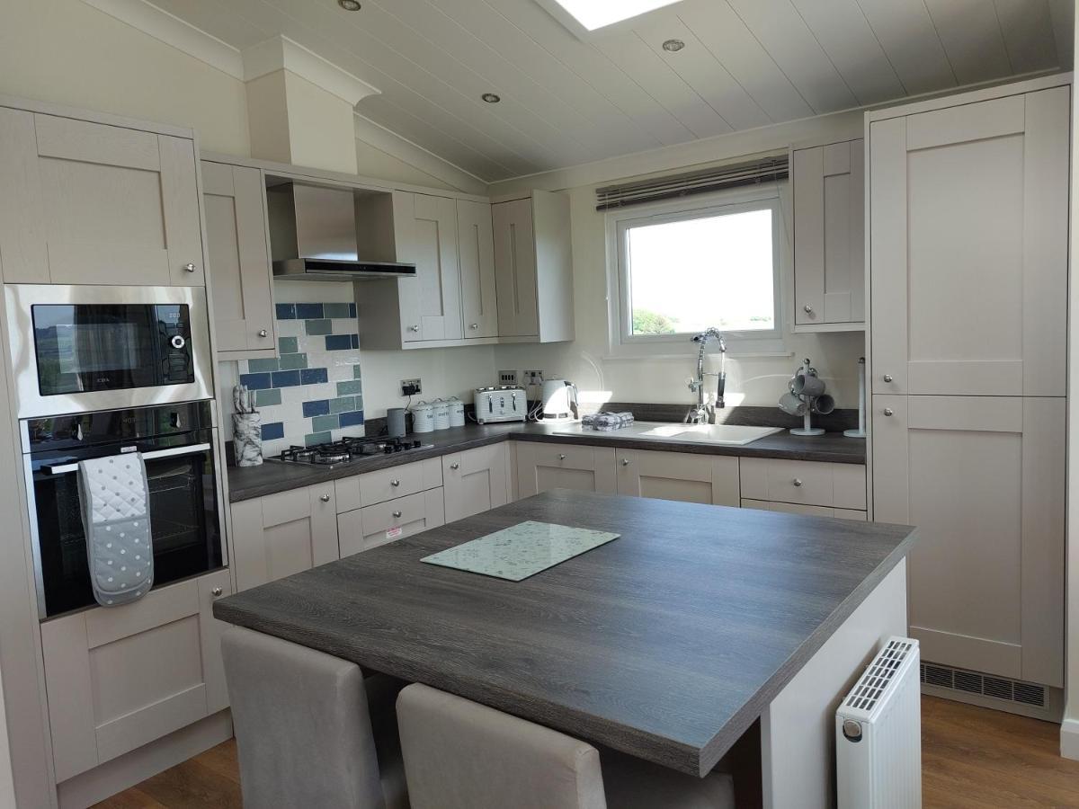 Luxury Family Beechwood Lodge With Hot Tub Lochwinnoch Exterior foto
