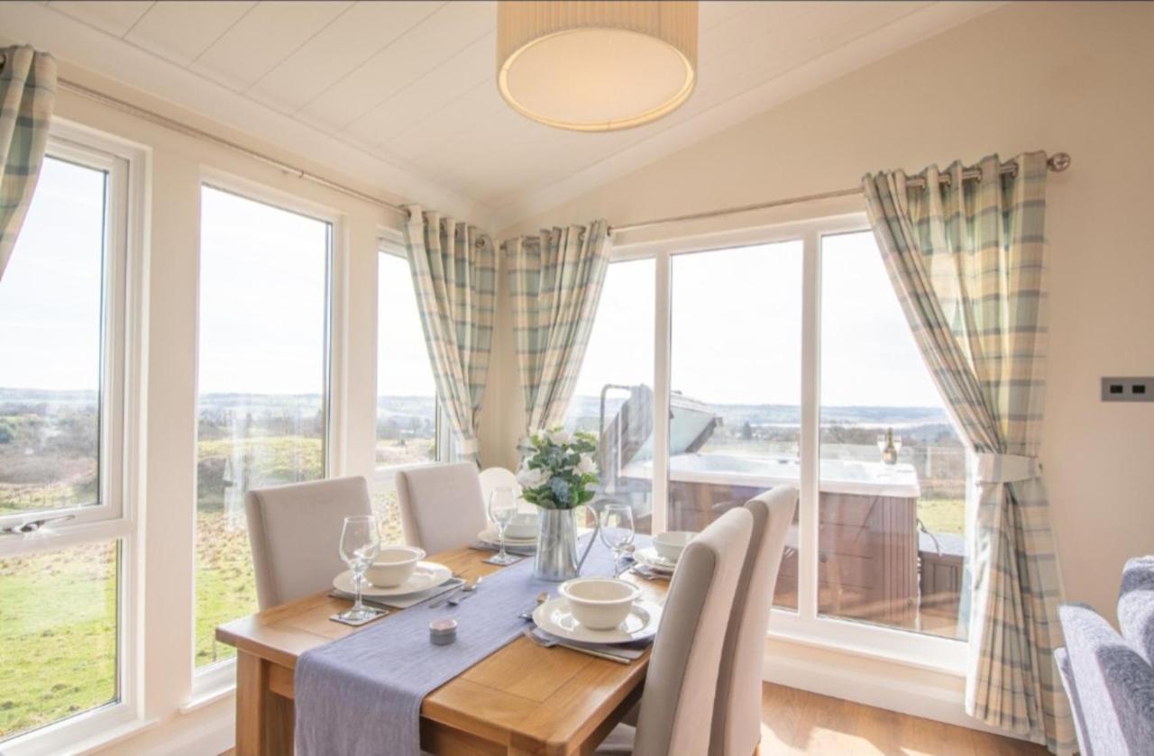 Luxury Family Beechwood Lodge With Hot Tub Lochwinnoch Exterior foto