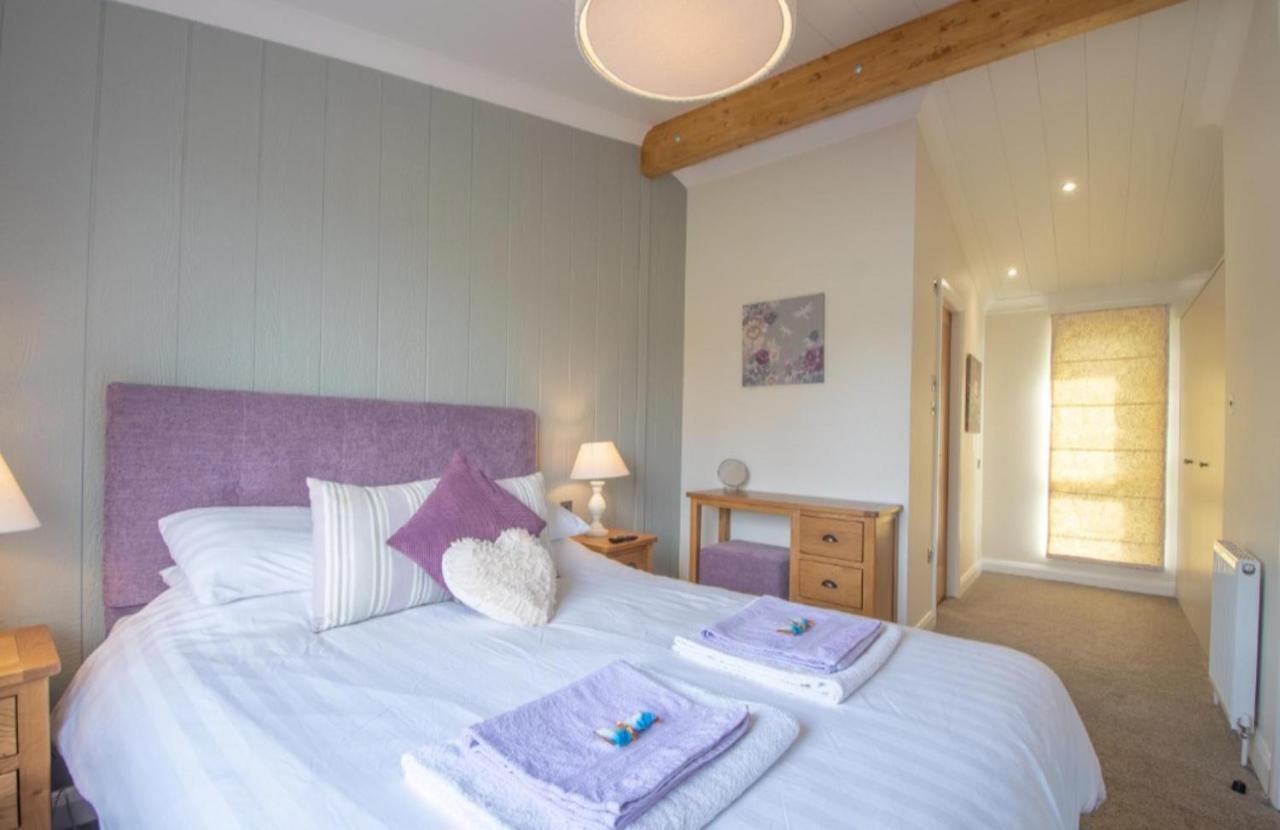 Luxury Family Beechwood Lodge With Hot Tub Lochwinnoch Exterior foto