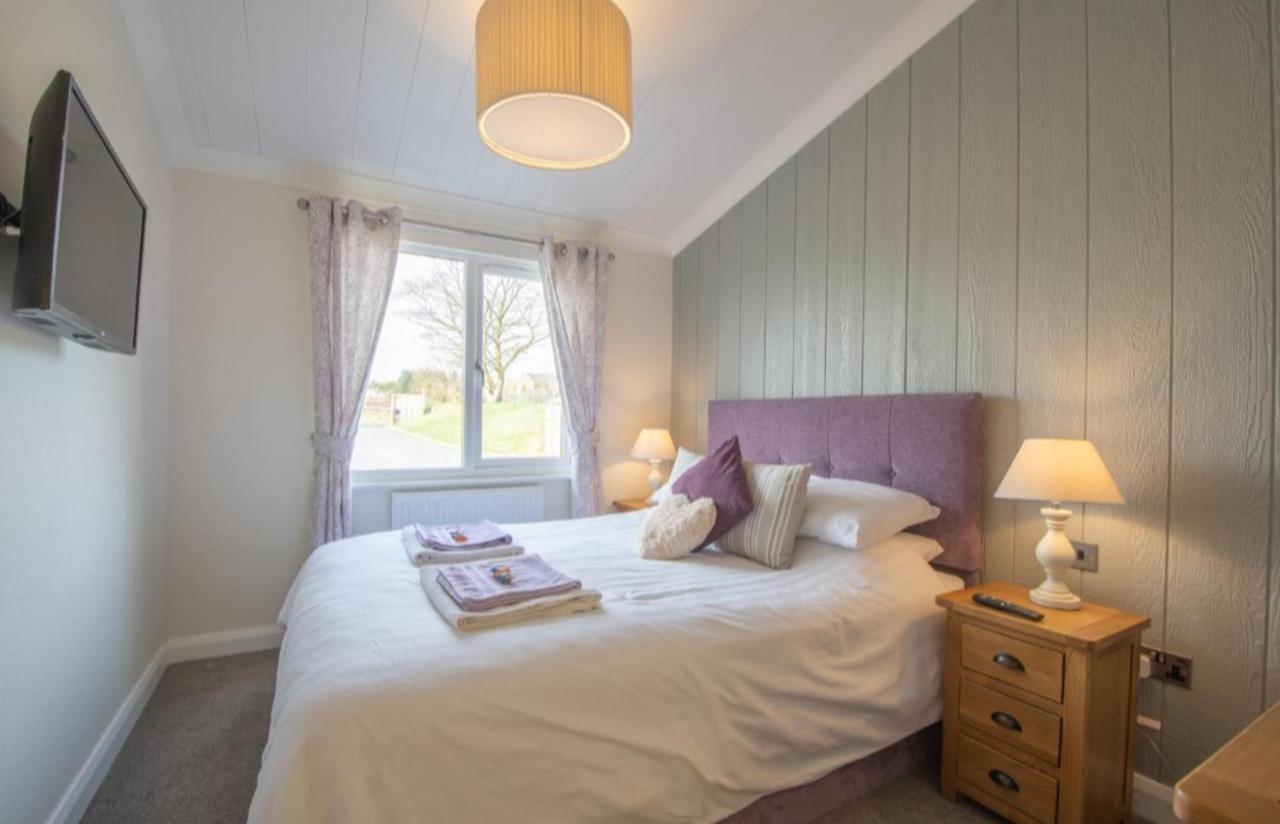 Luxury Family Beechwood Lodge With Hot Tub Lochwinnoch Exterior foto
