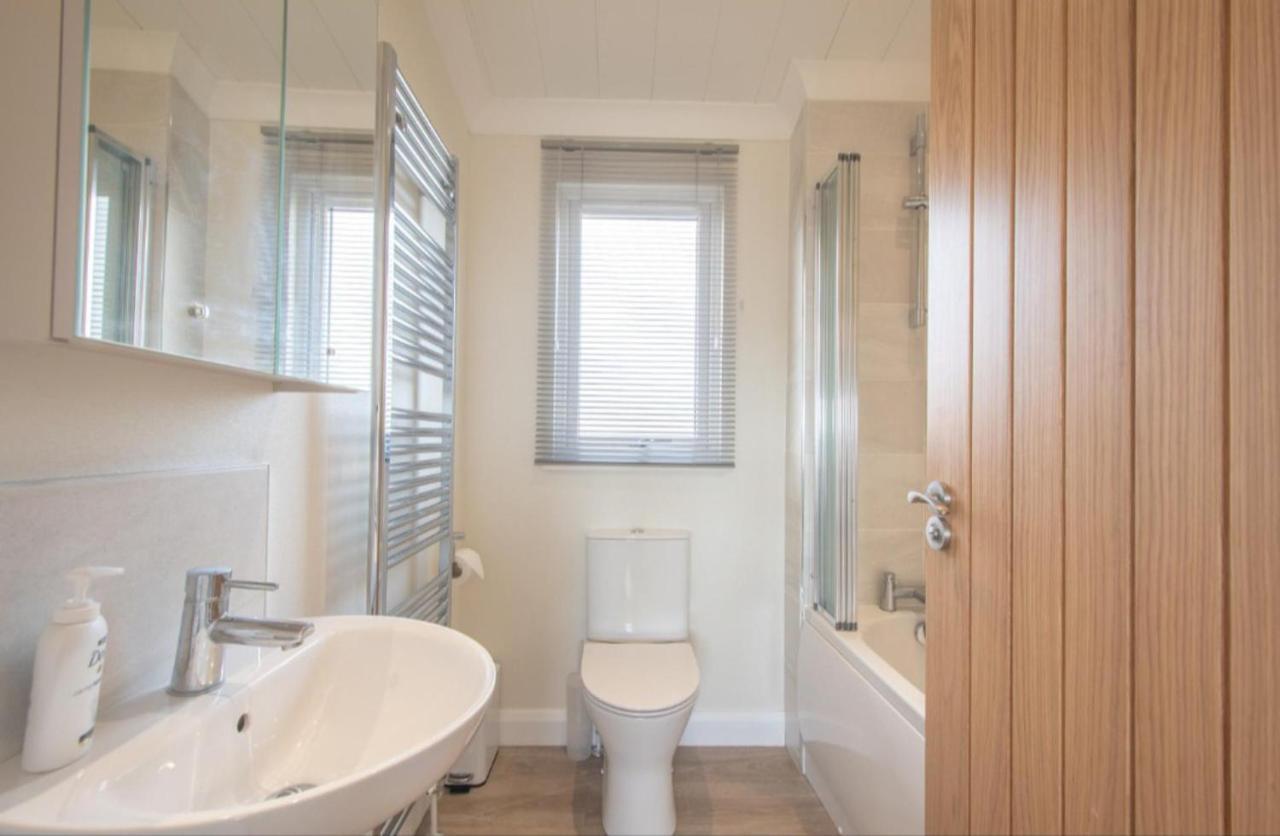 Luxury Family Beechwood Lodge With Hot Tub Lochwinnoch Exterior foto