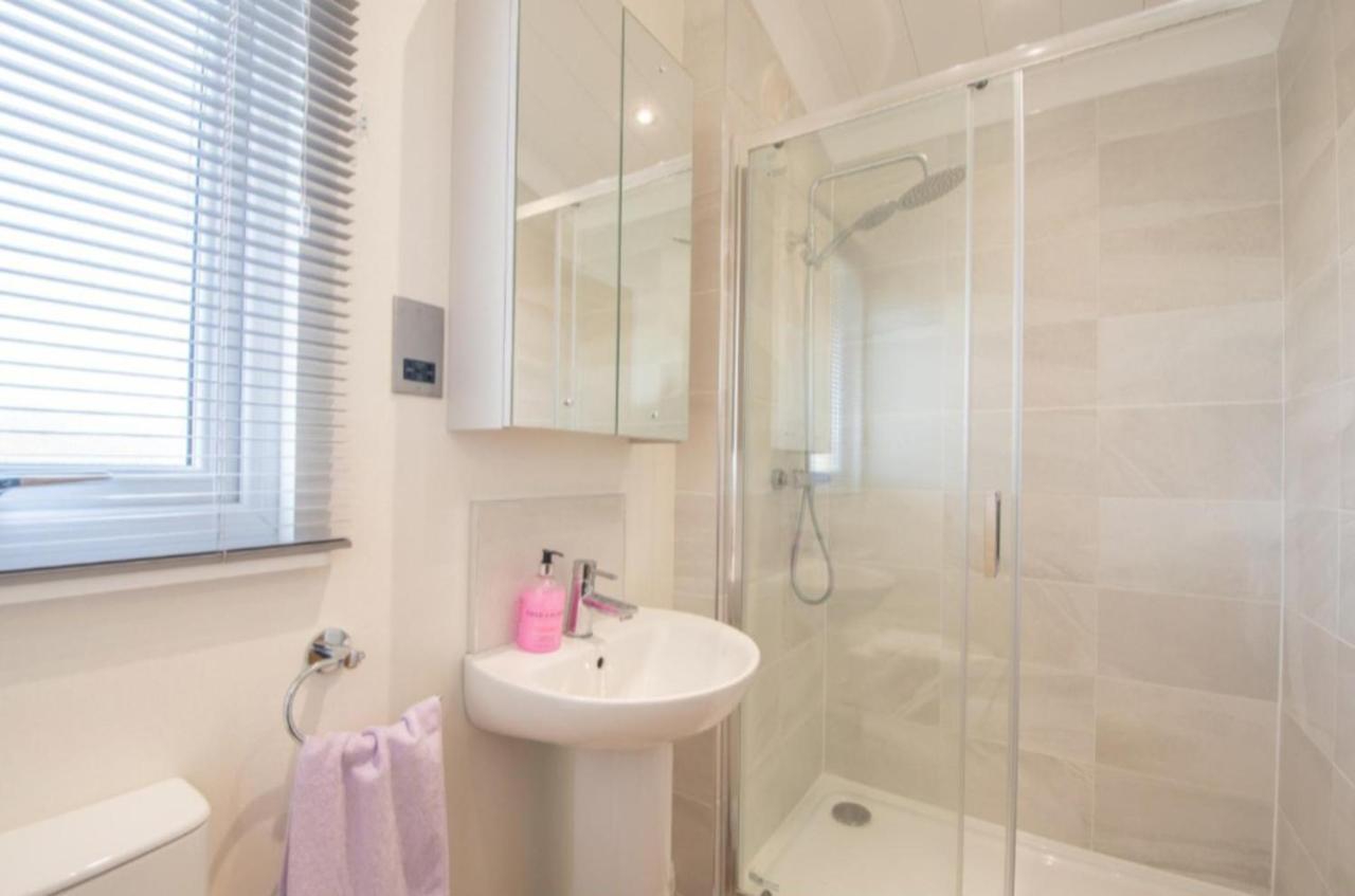 Luxury Family Beechwood Lodge With Hot Tub Lochwinnoch Exterior foto